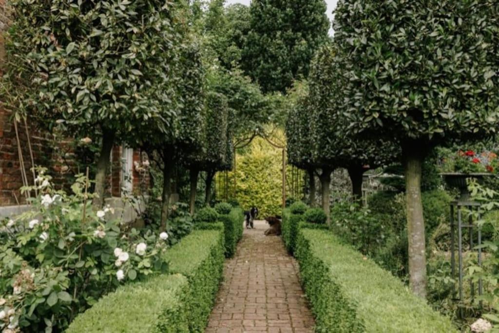 Cressy Hall - Historic Grade II Listed Manor, Gorgeous Topiary Garden Gosberton エクステリア 写真